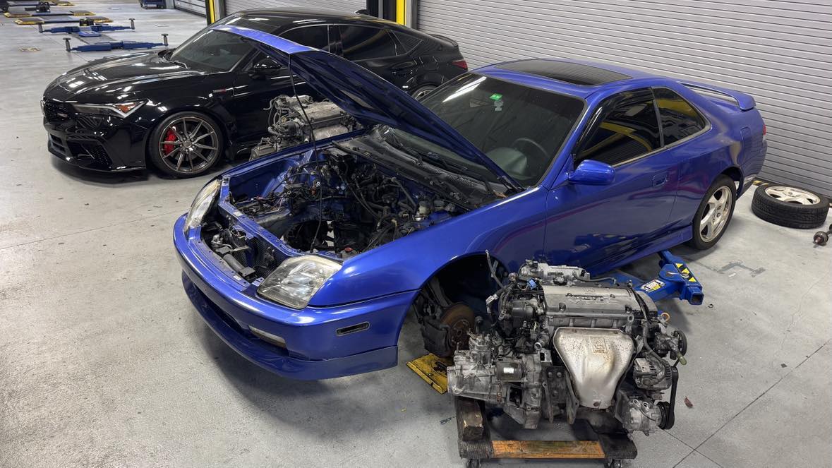 Load video: 2001 Honda Prelude | H22 VTEC Engine Swap and Removal Breakdown!!